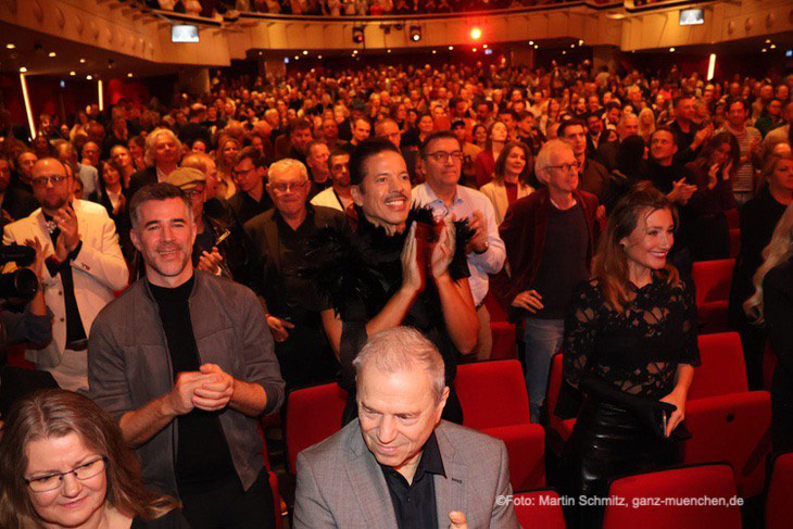 Schlussapplaus der Premiere von Kinky Boots im Deutschen Theater am 29.10.2025 (@Foto: Martin Schmitz) 